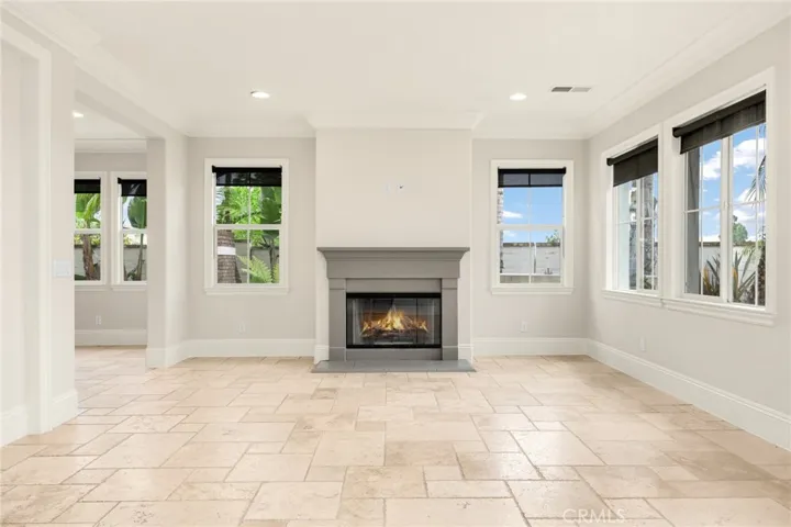 Living room w/fireplace