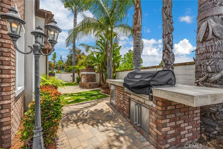 Outdoor kitchen area