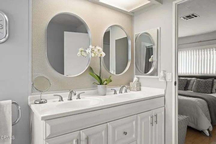 30-web-or-mls-UpmarketMedia-46Deb-108
