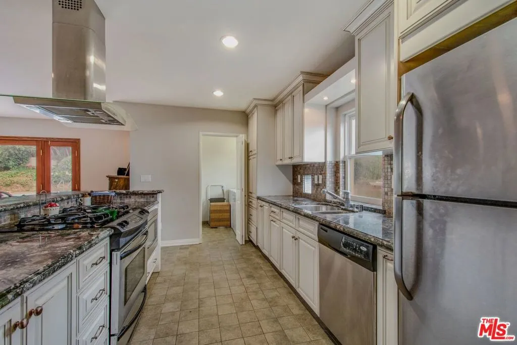 5038 Inadale Avenue, Los Angeles, California 90043 home-pic-2