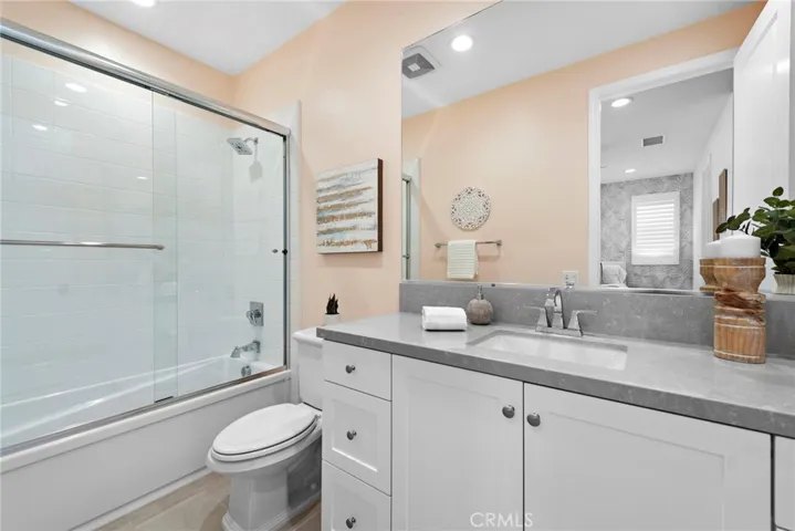 Upstairs en-suite Bath #2