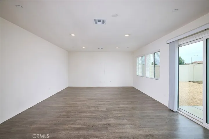 1258 Universal Way, Hemet, California 92543