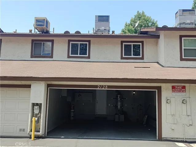 OVERSIZED 2 CAR GARAGE WITH LAUNDRY HOOK-UPS