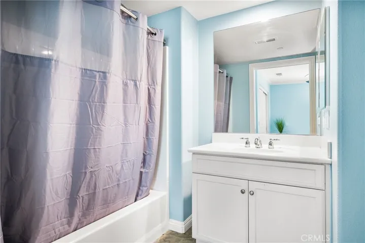 Main level full bath