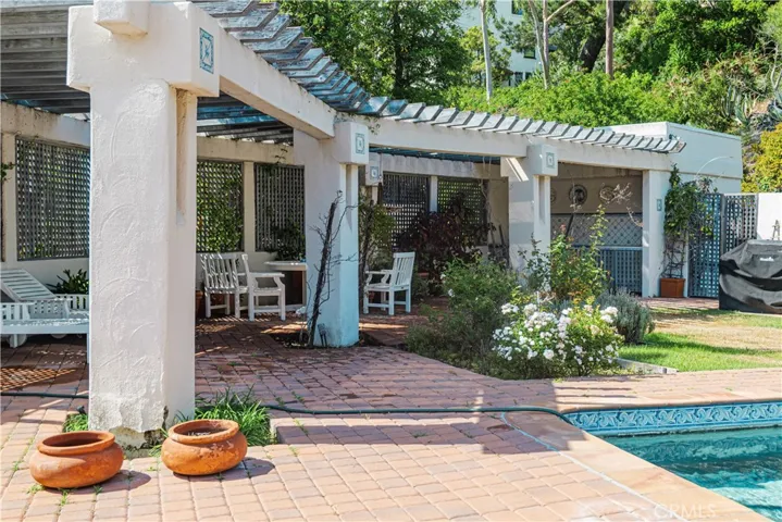 3015 N Beachwood Drive, Los Angeles, California 90068