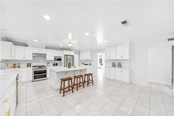 Amazing Large Kitchen.