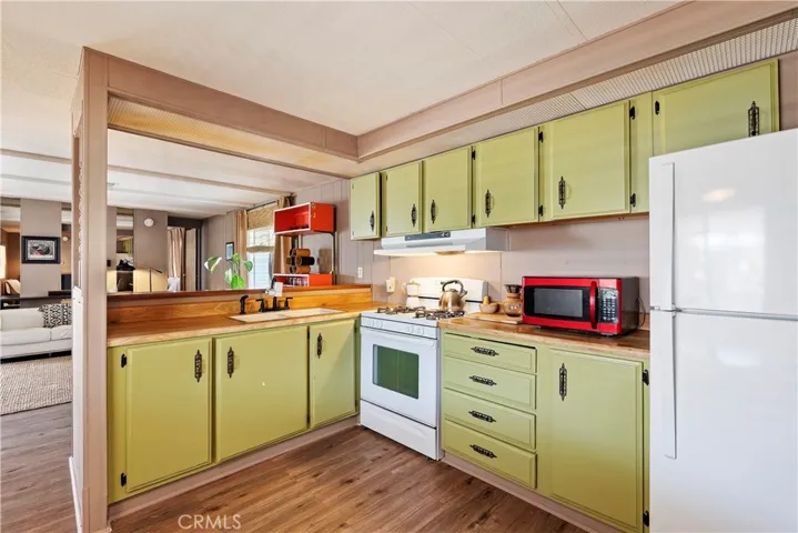 Kitchen Open to Livingroom