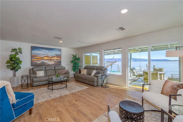 Lots of natural light
Look at this livingroom