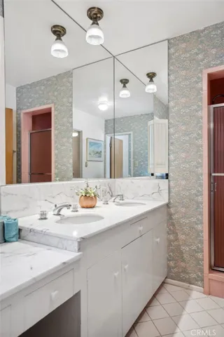 Full vintage bathroom
