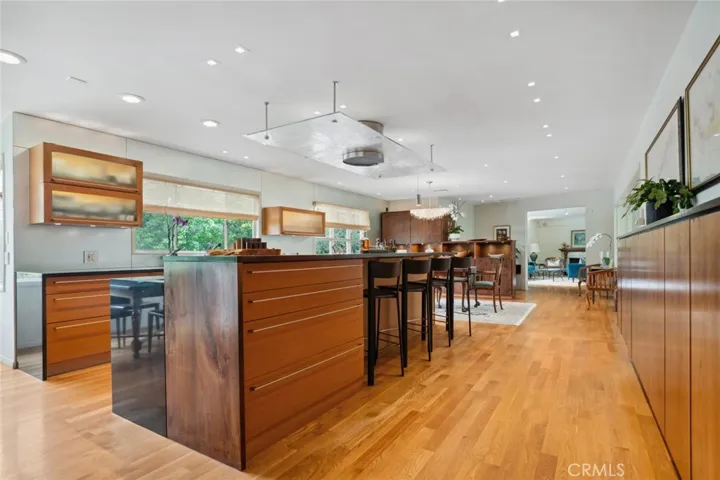 Four stool bar in kitchen