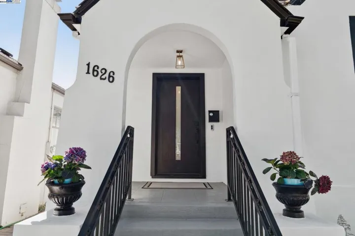 1626 Versailles Ave, Alameda, California 94501