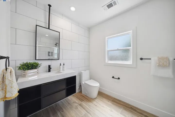 1626 Versailles Ave, Alameda, California 94501