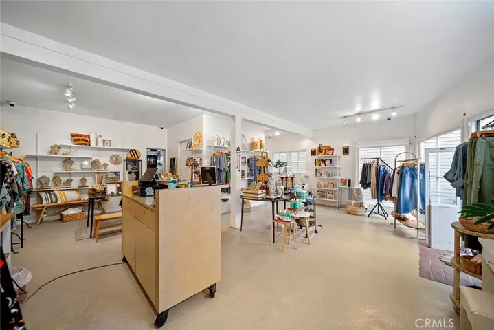 Back retail unit