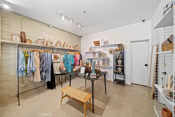 Back retail unit