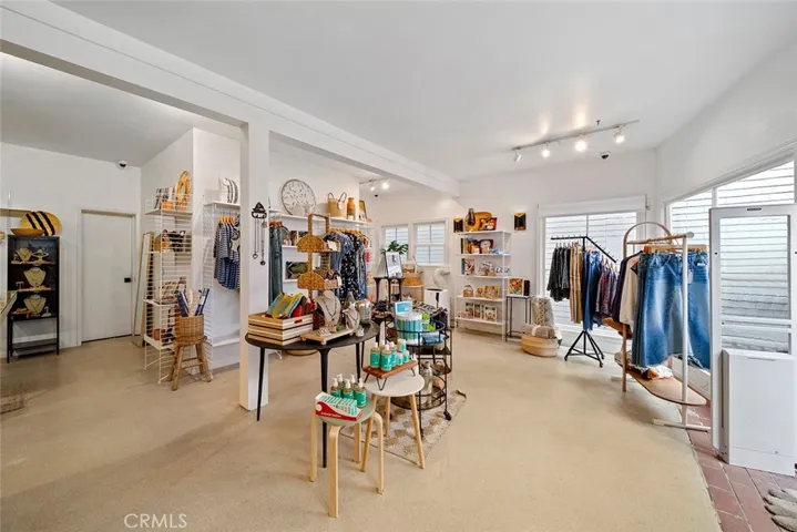 Back retail unit