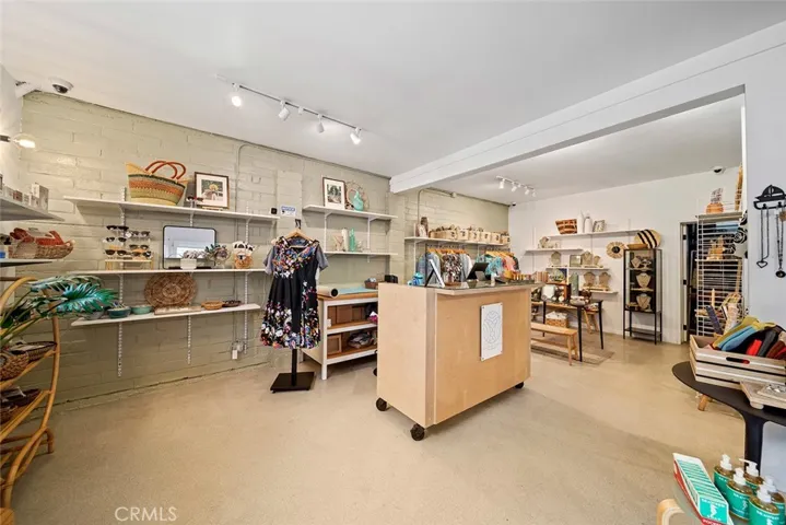 Back retail unit