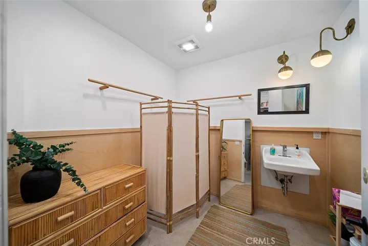Back retail unit bathroom