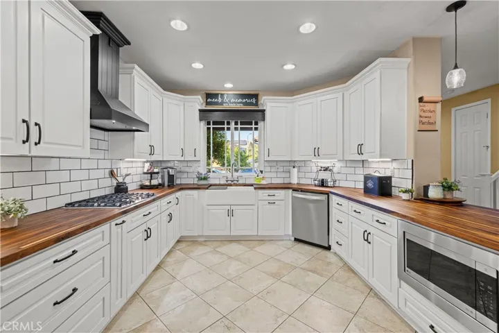 28111 Brett Court, Saugus, California 91350