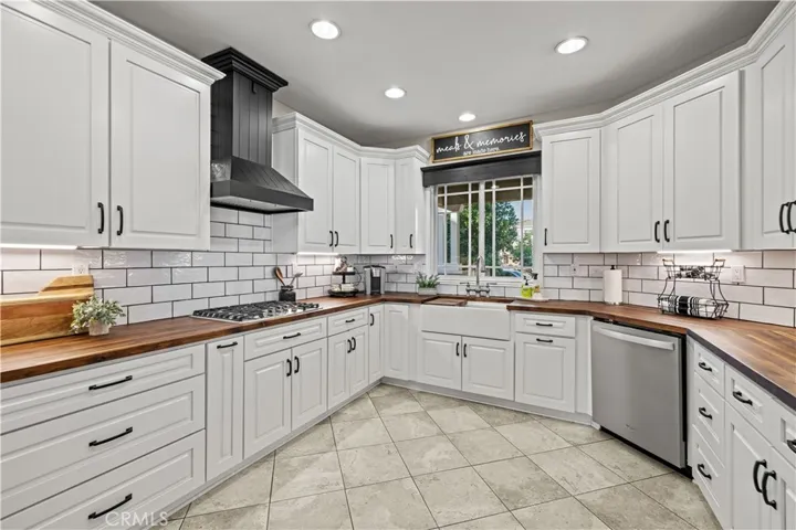 28111 Brett Court, Saugus, California 91350