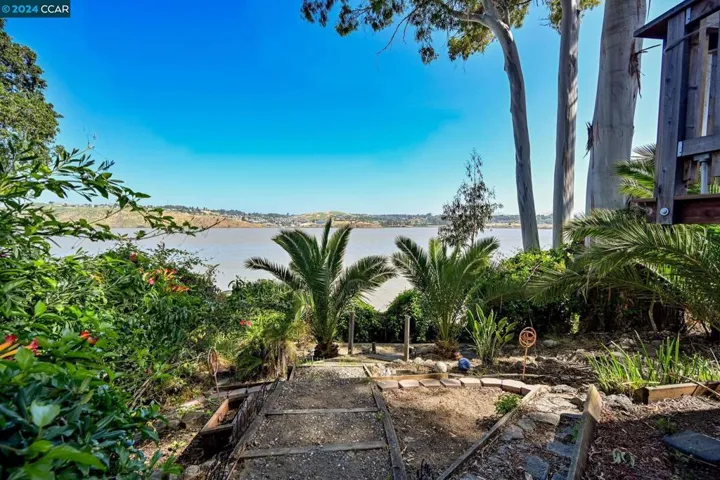 366 Winslow St, Crockett, California 94525