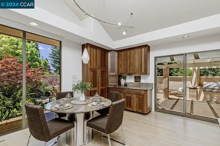 Eat-In Kitchen