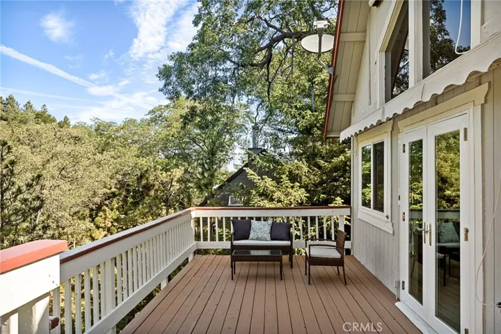 Main Floor Entertaing Deck