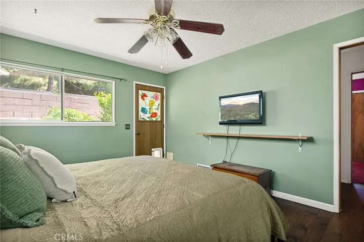 Has Door to Front Walkway Area