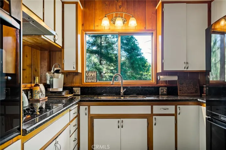 Cozy Kitchen with Granite Countertops!