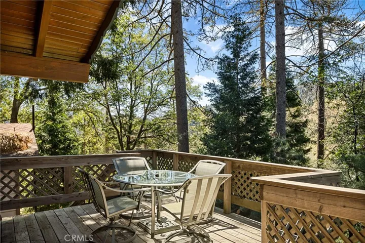 Great Oversized Deck to Enjoy the Nature!!