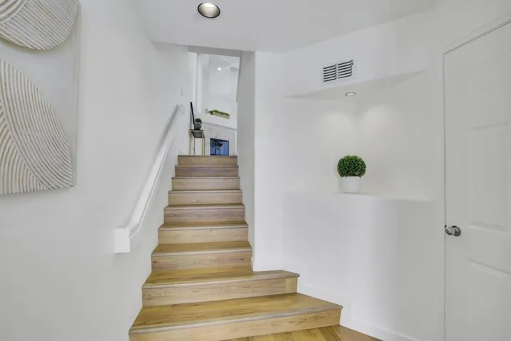 978 Alpine Terrace 4, Sunnyvale, California 94086