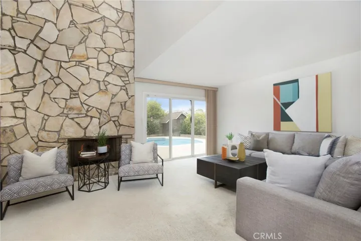 Family room w/fireplace