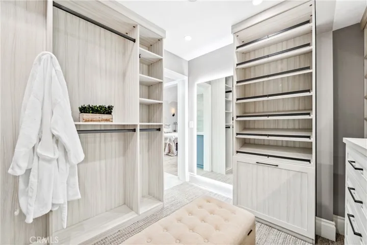 Walk-in closet bedroom 4