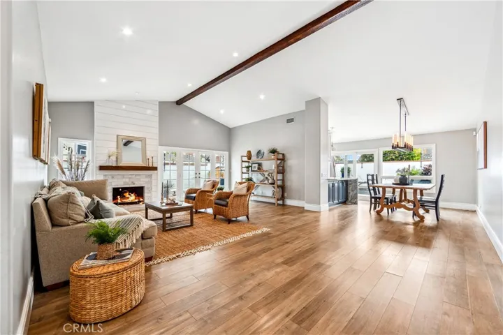 Living room. Vaulted ceilings