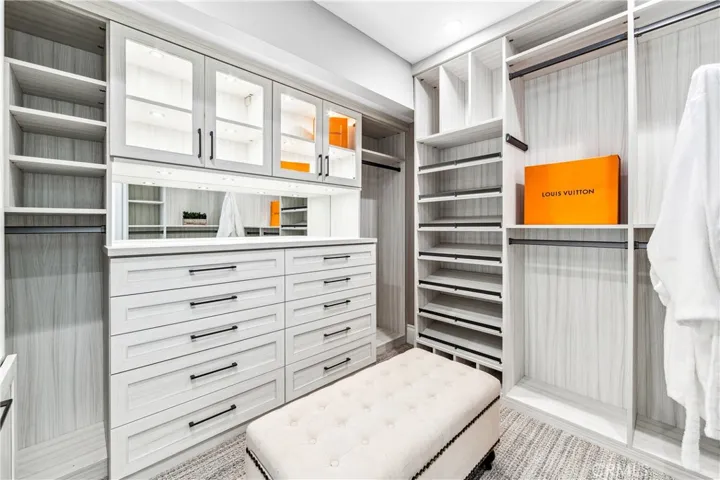 Walk in closet bedroom 4