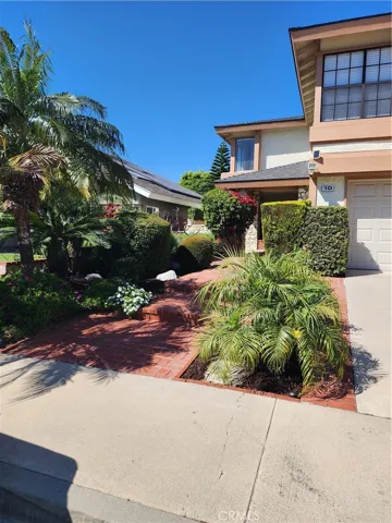 Nice long front entryway