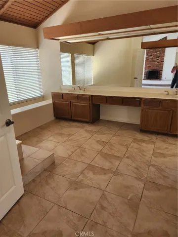 High ceiling  n extra spacious en suite bathroom upstairs