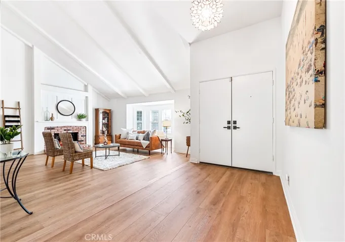 Vaulted Ceilings open floor plan