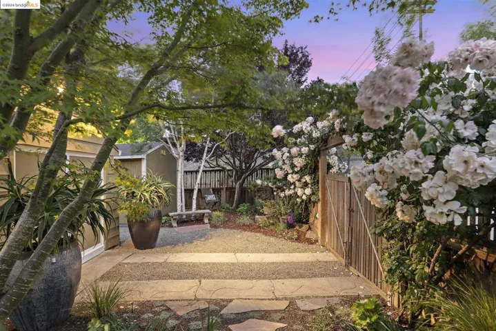 5434 Burlingame Ave, Richmond, California 94804