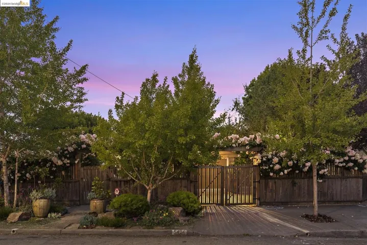 5434 Burlingame Ave, Richmond, California 94804