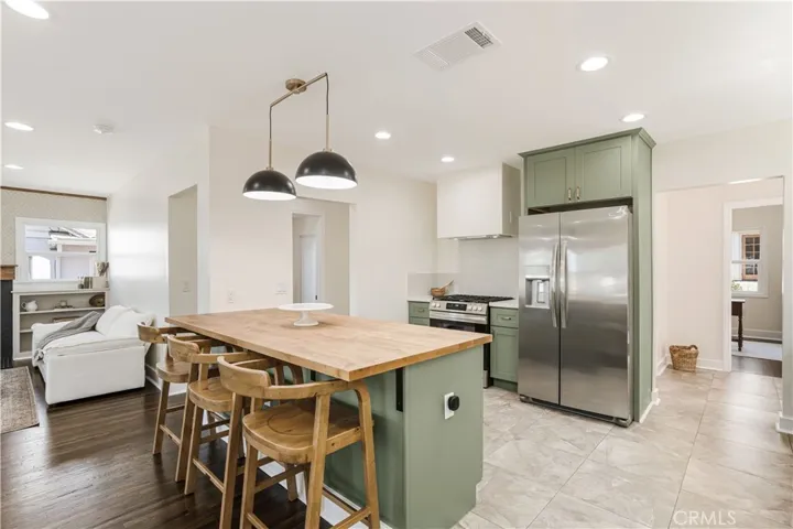 Kitchen area and breakfast bar