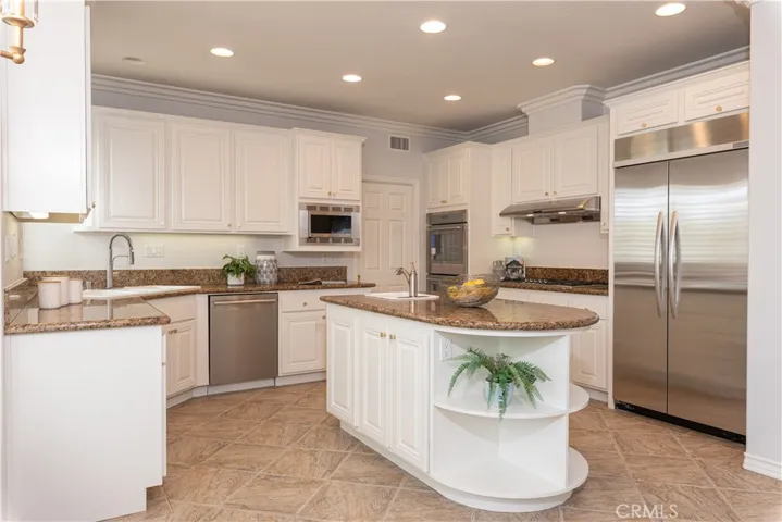 Spacious Gourmet kitchen with State of Art Appliances