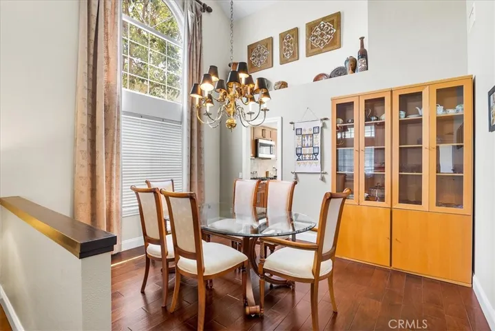 Forma dining