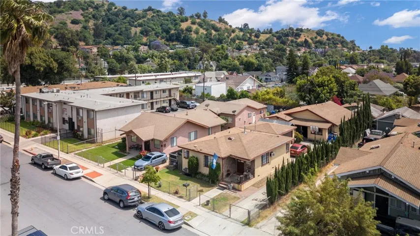 Tranquil neighborhood with wide streets yet a couple of min. away from Metro access and about 10 min. away from Downtown LA