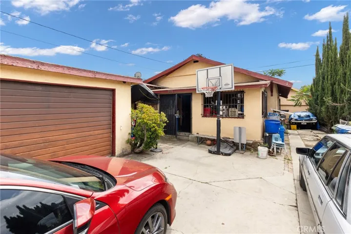 Rear House has a Front enclosed patio , back yard and a Detached 1 Car Garage