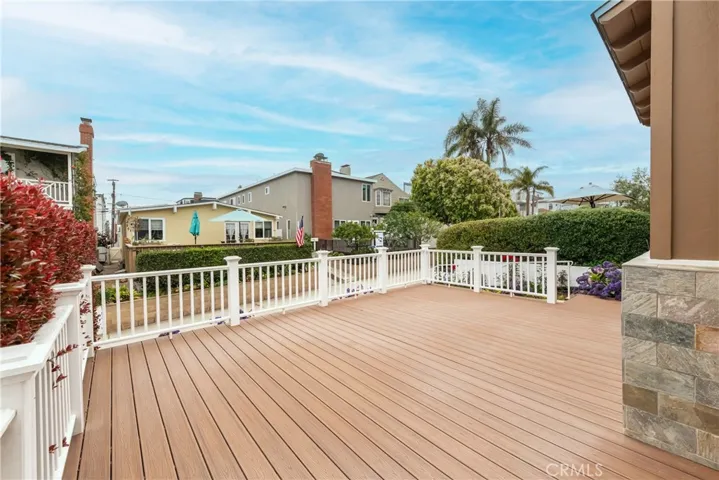 Deck overlooks walkstreet