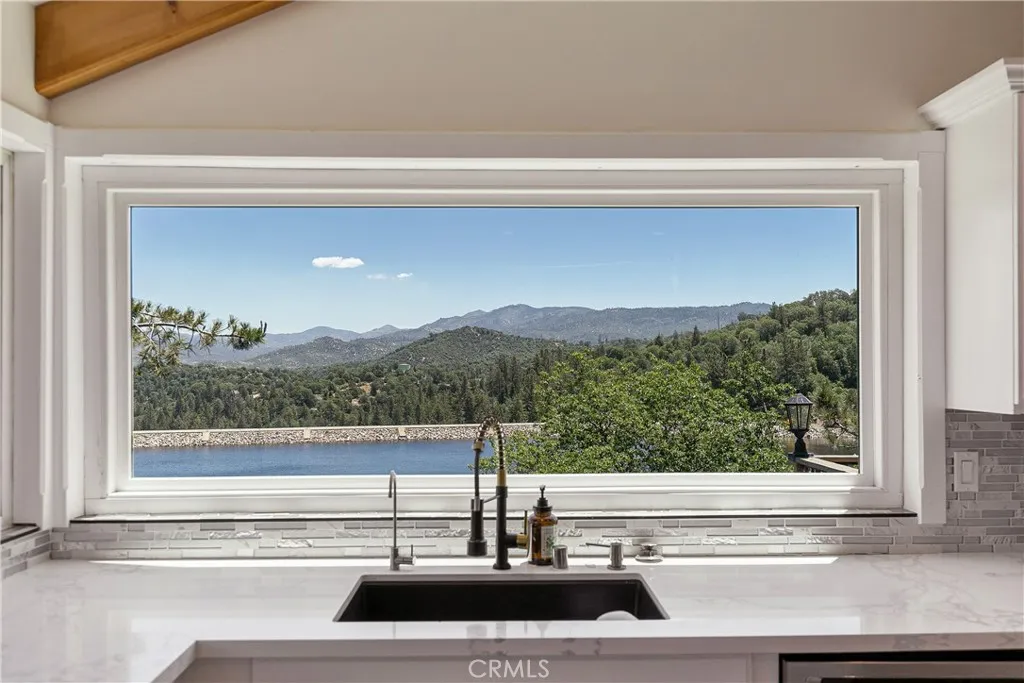 537 Canyon View Road, Lake Arrowhead, California 92321 home-pic-8