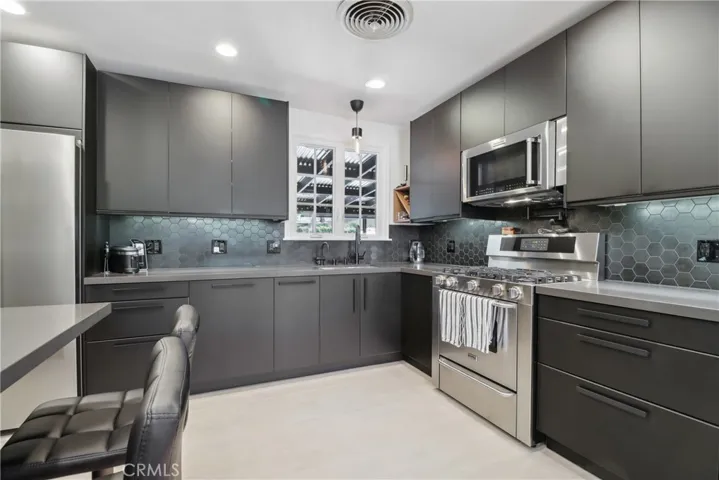 10245 Newhome Avenue, Sunland, California 91040