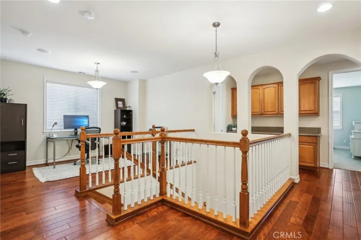 Upstairs to large LOFT