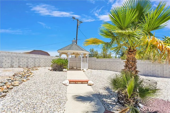 16565 Nosoni Road, Apple Valley, California 92307