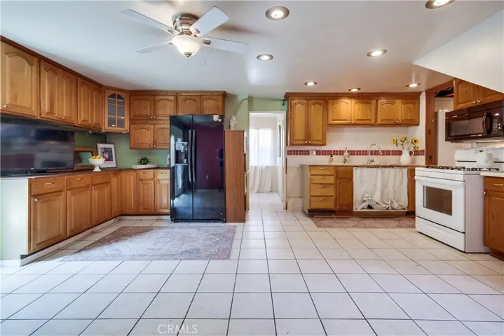 10215 Fernglen Avenue, Tujunga, California 91042